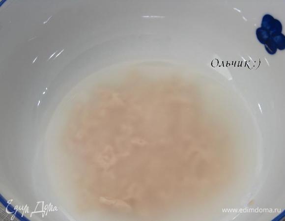 День второй.
Растворяем дрожжи в 50 г тепловатой воды.