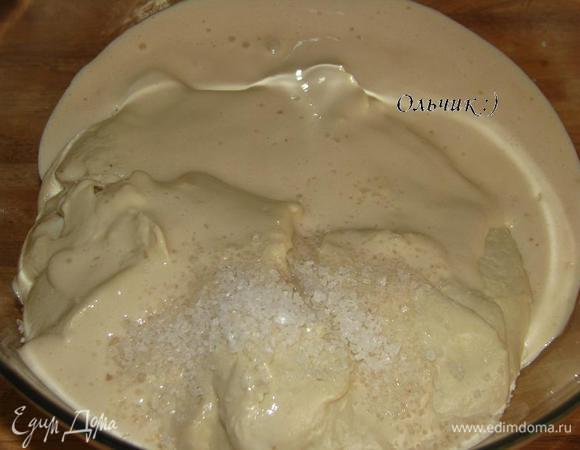 Выкладываем тесто обратно в миску, соединяем с опарой.