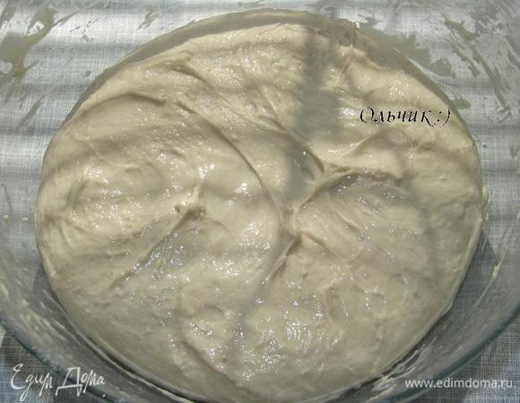Вымешиваем тесто до тех пор пока оно полностью не поглотит жидкость. Тесто будет очень липким.