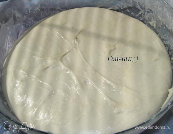 Накрываем миску с тестом полотенцем и оставляем на 1,5 часа при комнатной температуре.