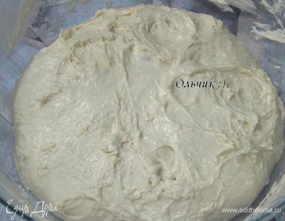 Обминаем тесто.