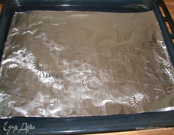 Тем временем... Т. к. специальных форм для багетов у меня нет, я решила сделать что-то подобное из фольги.