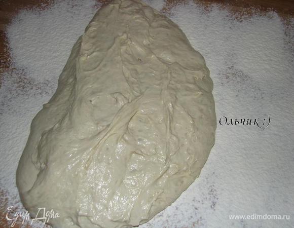 Духовку разогреваем до 240 градусов. Тесто выкладываем на присыпанную мукой поверхность, стараемся как можно меньше тревожить тесто, чтобы оно не осело. 