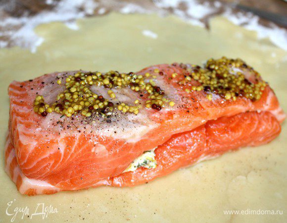 Второй кусок лосося посолить и поперчить.Выложить на масло так,чтобы брюшко одного куска соединялось со спинкой другого. По просьбе мужа я смазала верхний кусок зернёной горчицей, но, по-моему, это не дало особого вкуса.