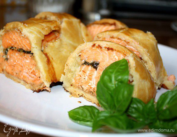 Выпекать пирог около 30 минут (до золотистой корочки). Подавать горячим со свежими овощами. Приятного аппетита! 