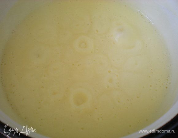 Варить на среднем огне постоянно помешивая до загустения. 