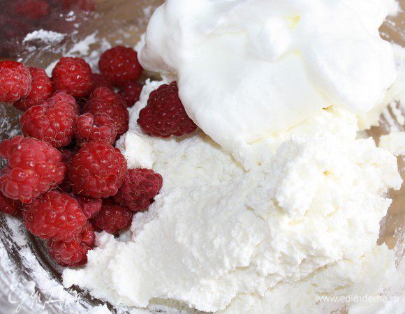 Творог для творожного крема смешать с желтком,ванильным сахаром и сахарной пудрой.Белок взбить с щепоткой соли в крепкую пену.Творог аккуратно смешать с ягодами и белком. 