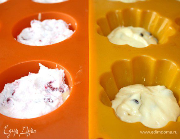 В формы для маффинов выложить по 1 ст.л.теста так,чтобы оно занимало не более половины формы.Разровнять.Сверху,на тесто выложить по полной десертной ложке творожного крема и тоже аккуратно разровнять.