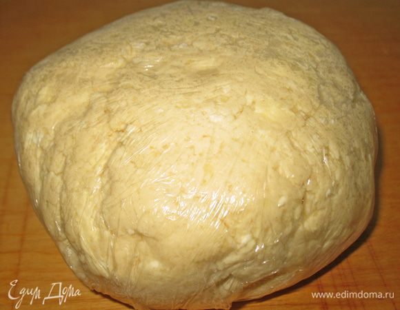 Из творога, масла, соли, муки и разрыхлителя замесить тесто. Завернуть в пленку и положить в холодильник на 3 часа (можно и на ночь).