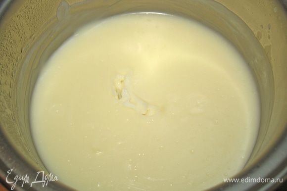 Молоко вскипятить с сахаром, оставив 6 ст. л.. Оставшееся молоко смешать с пудингом и добавить в кипящее молоко. И варить пока крем не загустеет. Остудить.