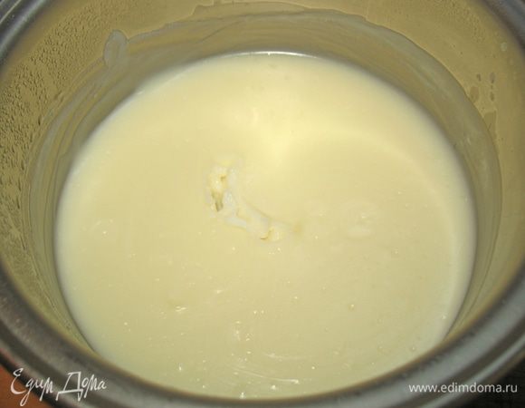 Молоко вскипятить с сахаром, оставив 6 ст. л.. Оставшееся молоко смешать с пудингом и добавить в кипящее молоко. И варить пока крем не загустеет. Остудить.