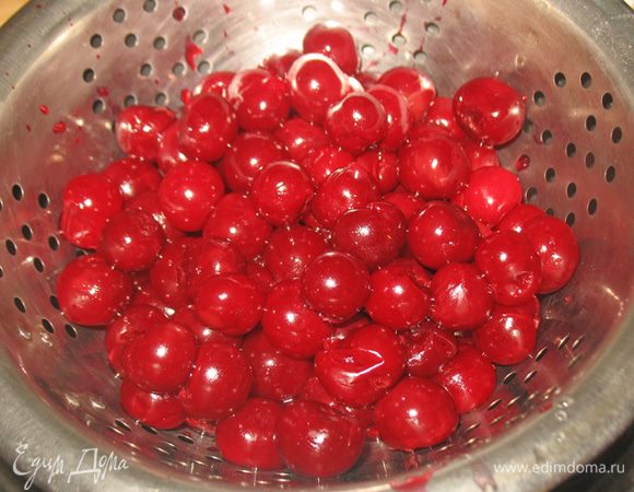 Из вишни удалить косточки и сцедить лишний сок. 