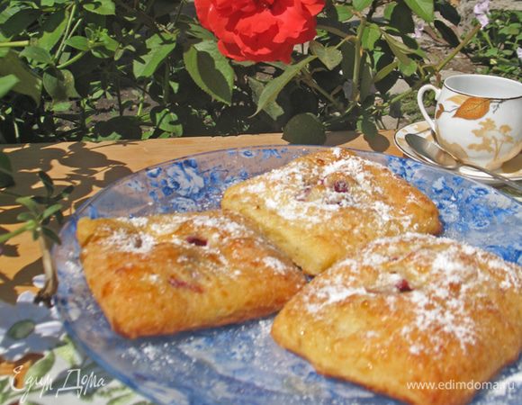 Нагреть духовку до 190 градусов. Выстелить противень бумагой и выложить пирожные. Сделать на каждом по 2 диагональных надреза. Выпекать около 20 минут до золотистого цвета. После остывания посыпать сахарной пудрой.  Приятного аппетита.