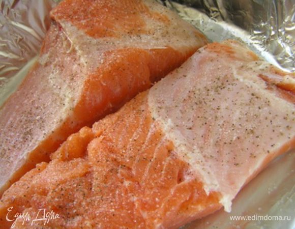 Филе форели промыть, обсушить, выложить на смазанный маслом (или застеленный фольгой) противень кожей вниз. Посолить, поперчить.