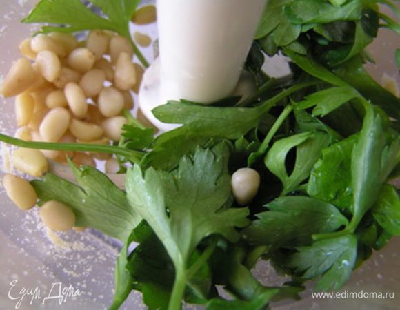 Измельчить петрушку и кедровые орешки с помощью блендера,