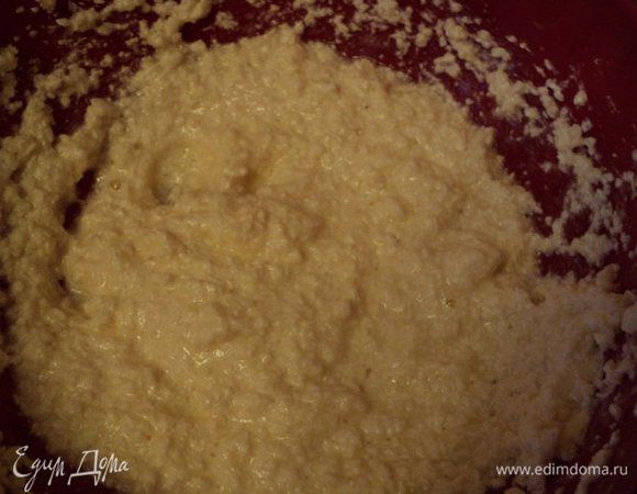 Масло комнатной температуры взбиваем миксером с сахаром, добавляем по одному яйца, мед ( жидкий), продолжая взбивать.