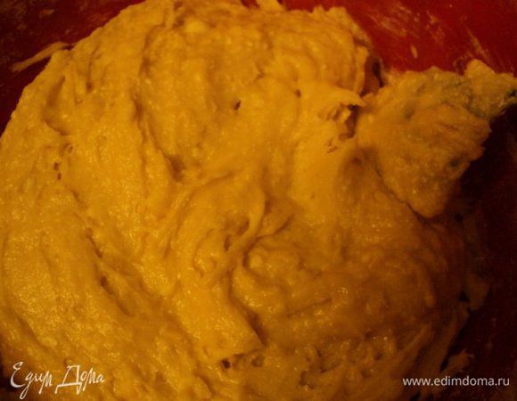 Добавляем сметану, соду, погашенную уксусом и муку. Замешиваем тесто. По консистенции тесто должно напоминать густую сметану.