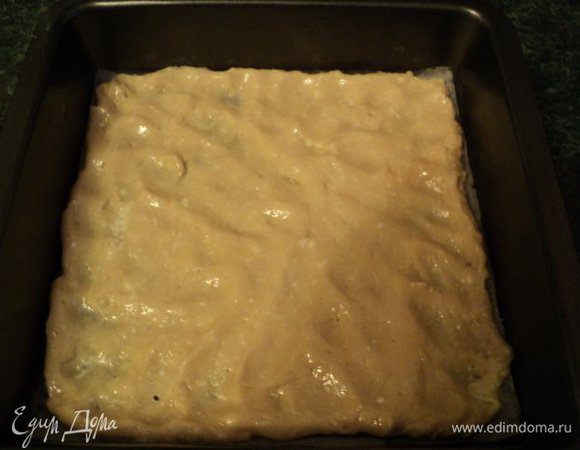 Форму ( у меня 20х20см) застилаем бумагой для выпечки, смазываем маслом. Выкладываем ¼ часть теста и разравниваем руками, смазанными маслом.