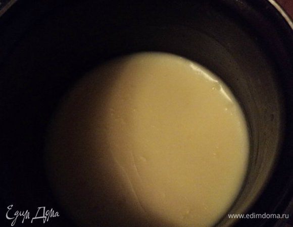 В стакане холодного молока размешать муку и крахмал. В остальное молоко добавить сахар и довести до кипения.