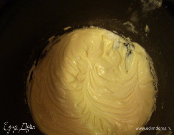 Влить в кипящее молоко тонкой струйкой смесь молока с мукой и крахмалом. Постоянно мешая, довести до загустения. Добавить ванильный сахар и охладить.