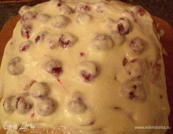 Добавить в крем малину и осторожно перемешать. Переложить коржи заварным кремом с малиной.