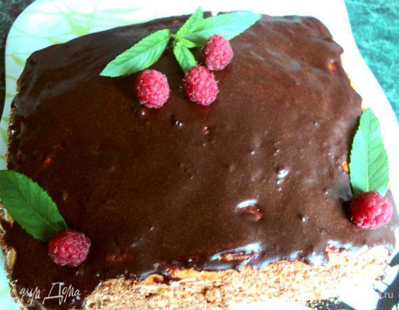 Верх медовика смазать шоколадной помадкой. Бока обсыпать крошкой из печенья.Для шоколадной помадки смешать сахар, какао и молоко, довести до кипения. Затем слегка охладить и добавить масло, размешать до его растворения. Дать медовику постоять минимум 3 часа.