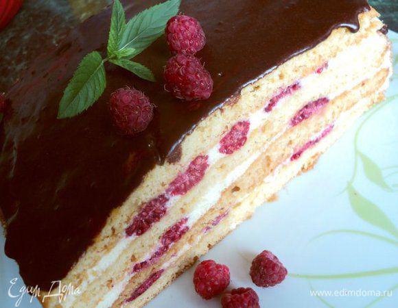 При подаче украсить медовик малиной и мятой, порезать на кусочки. Приятного аппетита!