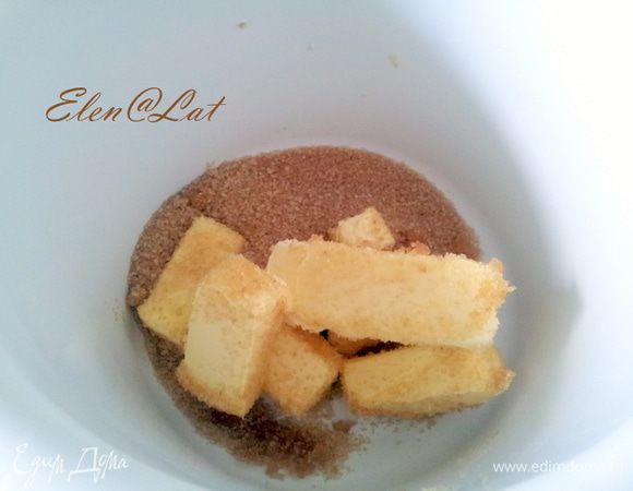 Сливочное масло растереть добела с сахаром. 