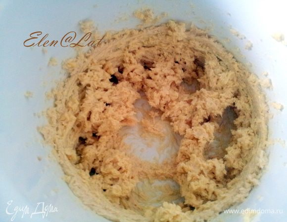 Добавить яйцо, желток и хорошо перемешать. 