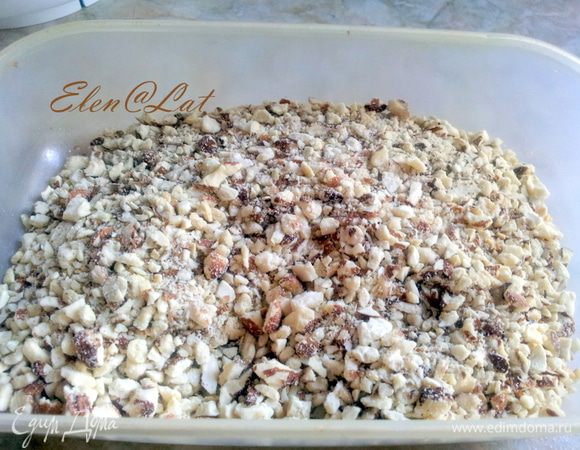 Пока тесто охлаждается. Наколоть орехи, но не в мелкую крошку, а крупно.