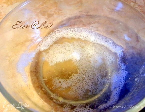 Белок, оставшийся от теста, в мисочке взбить немного вилкой.