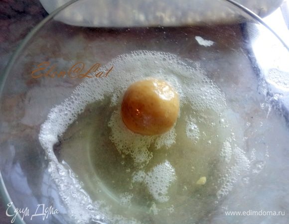 Теперь катаем шарики. Каждый шарик опускаем в белок.