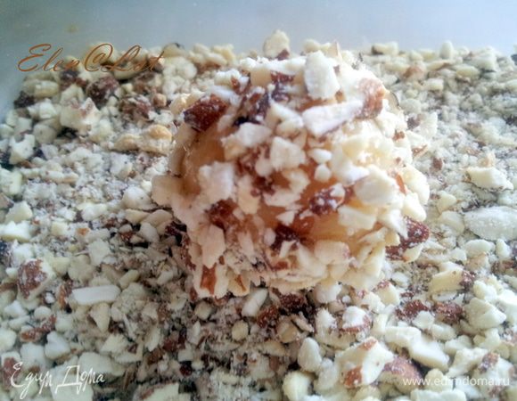 А затем обваливаем в орехах.