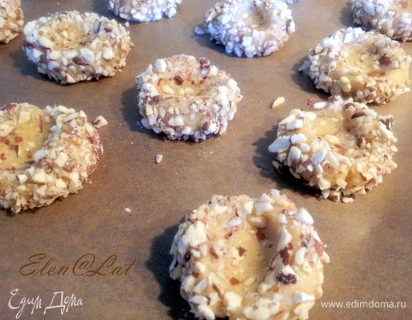 Выкладываем сразу на противень, и большим пальцем вдавливаем серединку.