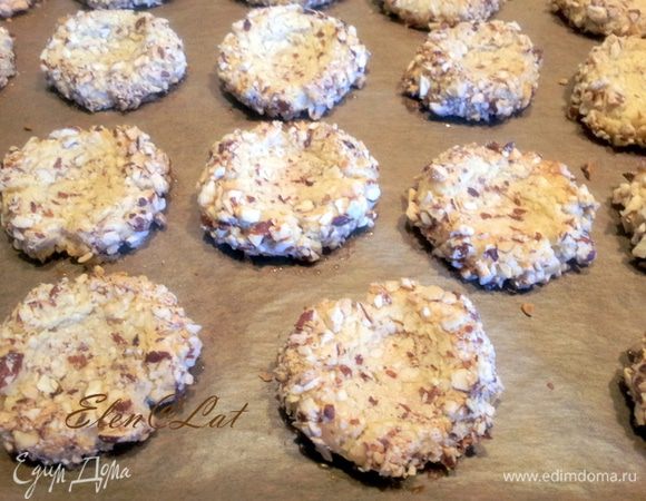 Ставим противень в заранее разогретую духовку до 170С и выпекаем 5 минут, затем достаем и опять аккуратно вдавить серединку. Затем печенье вернуть в духовку и выпекать еще 15 минут.