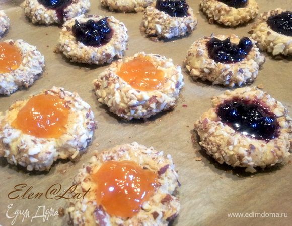 Затем опять достать печенье и в серединку каждого печенья положить по чайной ложечке джема, повидла или варенья. Вернуть противень в духовку и выпекать еще 5 минут, но желательно включить гриль. 