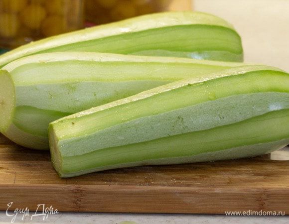 Очистить кабачки, срезая кожуру через полоску.