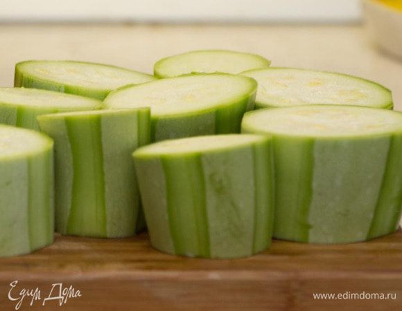 Нарезать, как бочонки, высотой примерно по 3–4 см. Отварить их в подсоленной воде 5 минут.
