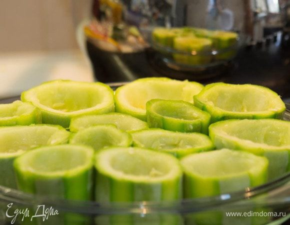 Извлечь из кабачков мякоть с помощью ножа и чайной ложки, не вынимая дно и образуя стаканчики.
