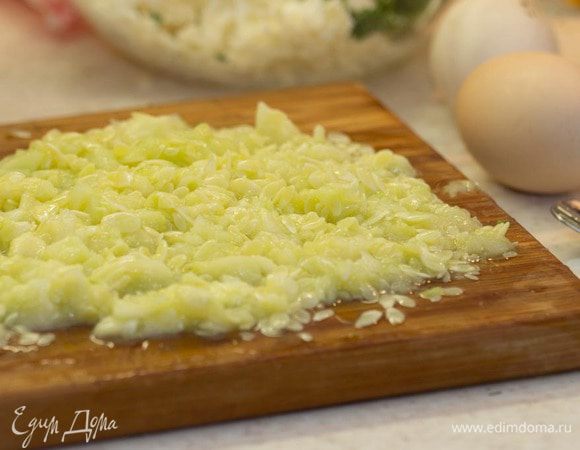 Мякоть кабачков мелко порубить.