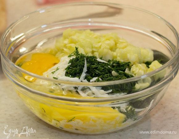 Смешать брынзу, укроп, мякоть кабачков, яйца, соль в миске.