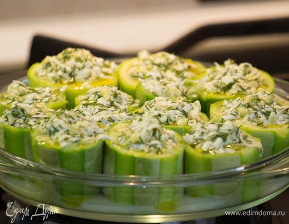 Начинить получившимся фаршем кабачки и уложить их в форму, сбрызнуть сверху оливковым маслом.