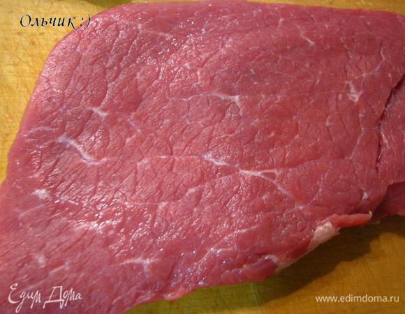 Отбиваем кусочек говядины с 2-х сторон.