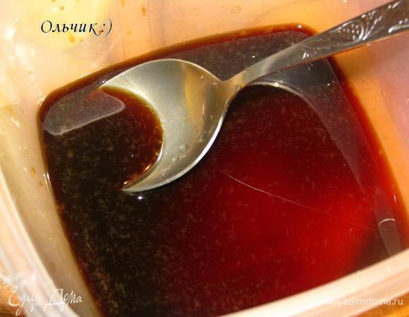 Для маринада смешиваем в контейнере бальзам, соевый соус и лимонный сок.