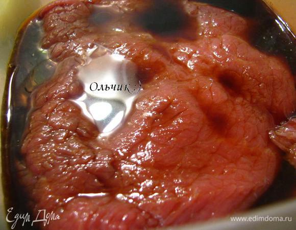 Укладываем  мясо в маринад. Закрываем крышкой, оставляем на ночь в холодильнике.