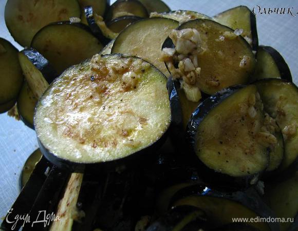 Баклажан моем, режем пластинами, солим, перчим, оставляем на 30 минут. Затем сливаем жидкость.