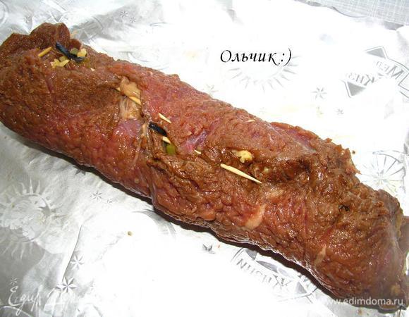 Скрепляем мясо зубочистками.