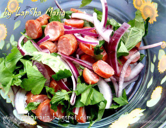 Колбаски нарезать на кольцами, лук полукольцами, а петрушку и базилик нарвать руками. 