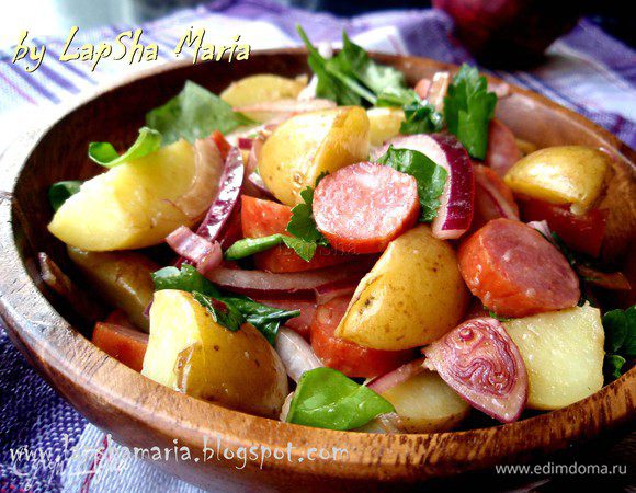 Приготовить несложную заправку: в отдельной миске смешать растительное масло и бальзамический уксус, добавить молотый черный перец и взбить венчиком. Соус готов когда уксус и масло соединятся. Картофель нарезать на четвертинки прямо в кожуре, она молодая, тонкая и очень полезная. Смешать картофель с остальными нарезанными ингредиентами, заправить и перемешать салат. При необходимости посолить. Приятного аппетита!