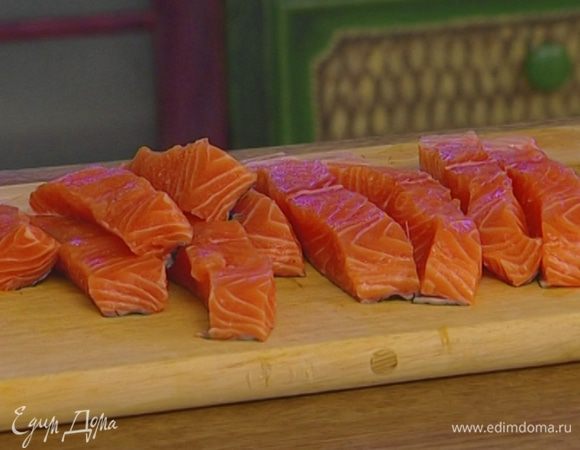 Рыбу нарезать на брусочки длиной 10 см и шириной 2–3 см. 